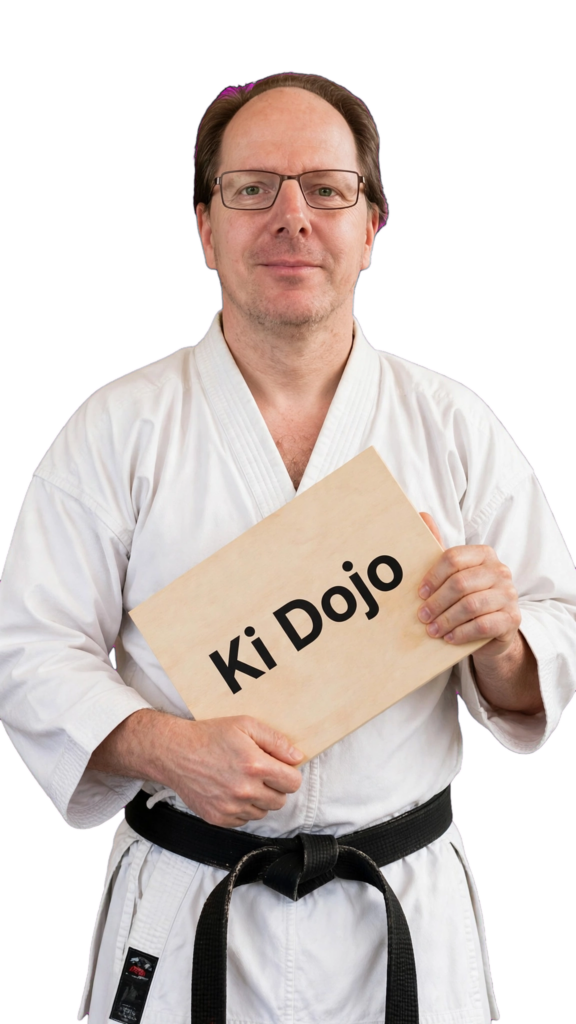 Mann hält Karate Holzbrett mit Aufschrift Ki Dojo